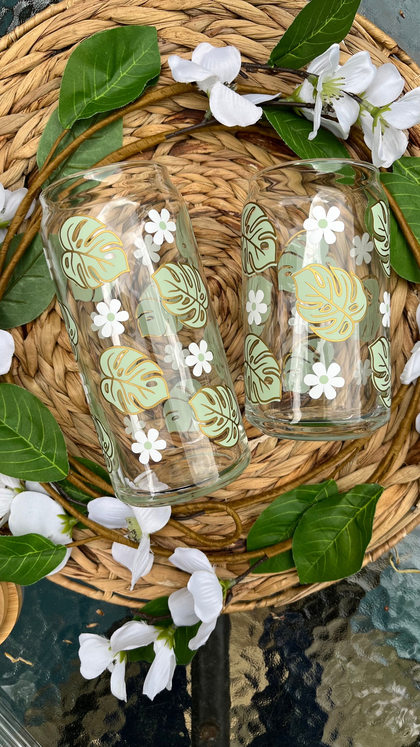 Monstera daisy glass cup