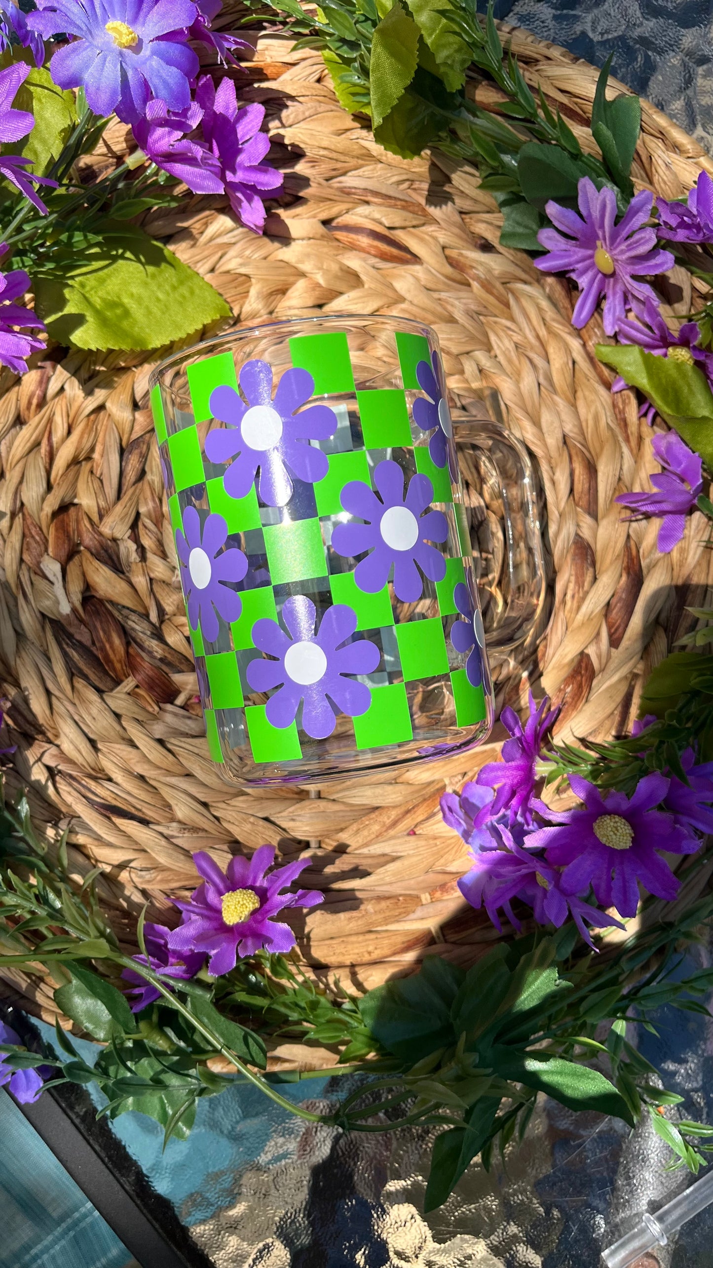 Retro checkered daisies mug