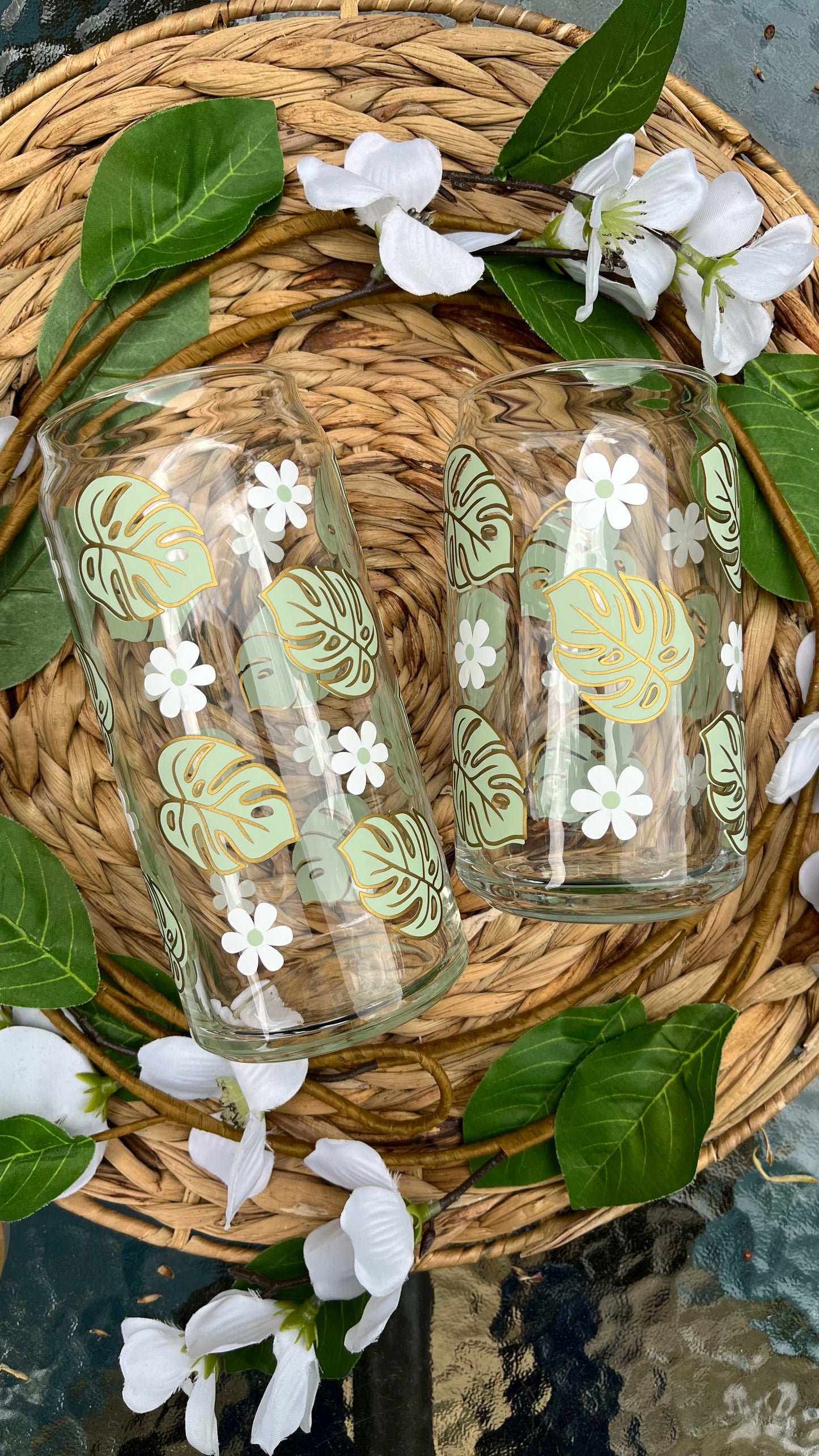 Monstera daisy glass cup