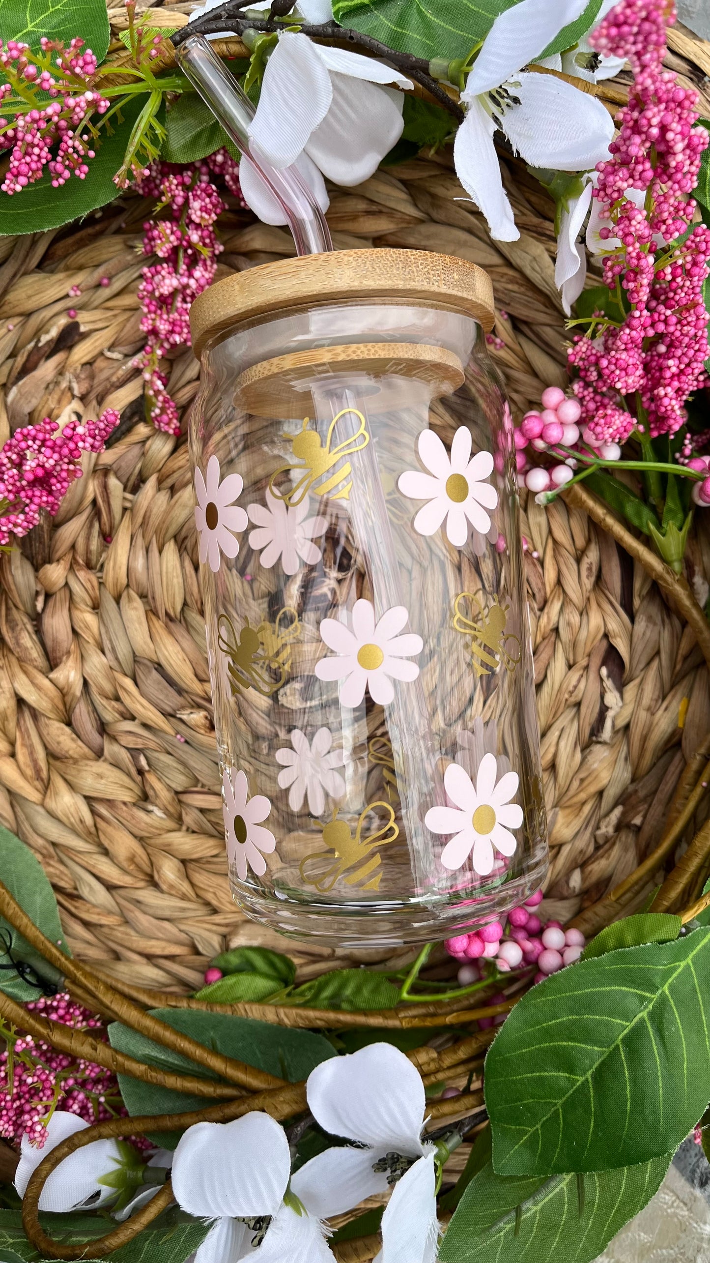 Honey bee daisy glass