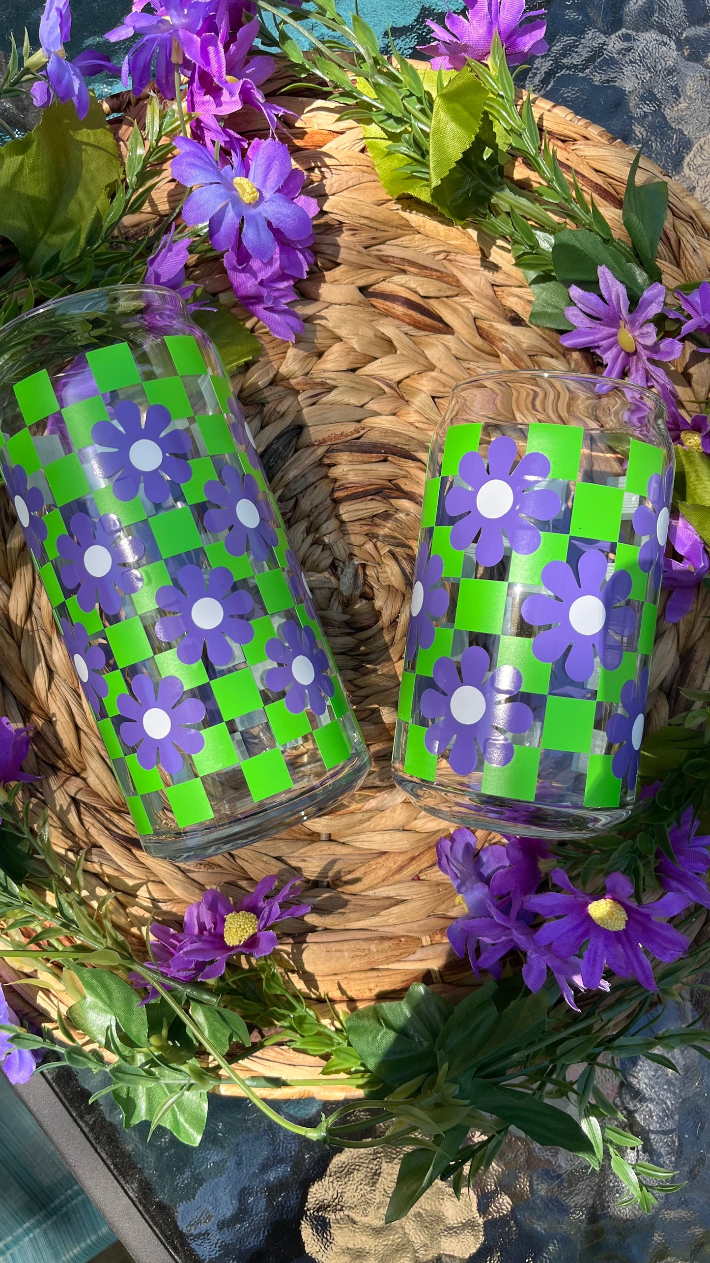 Retro checkered daisies glass