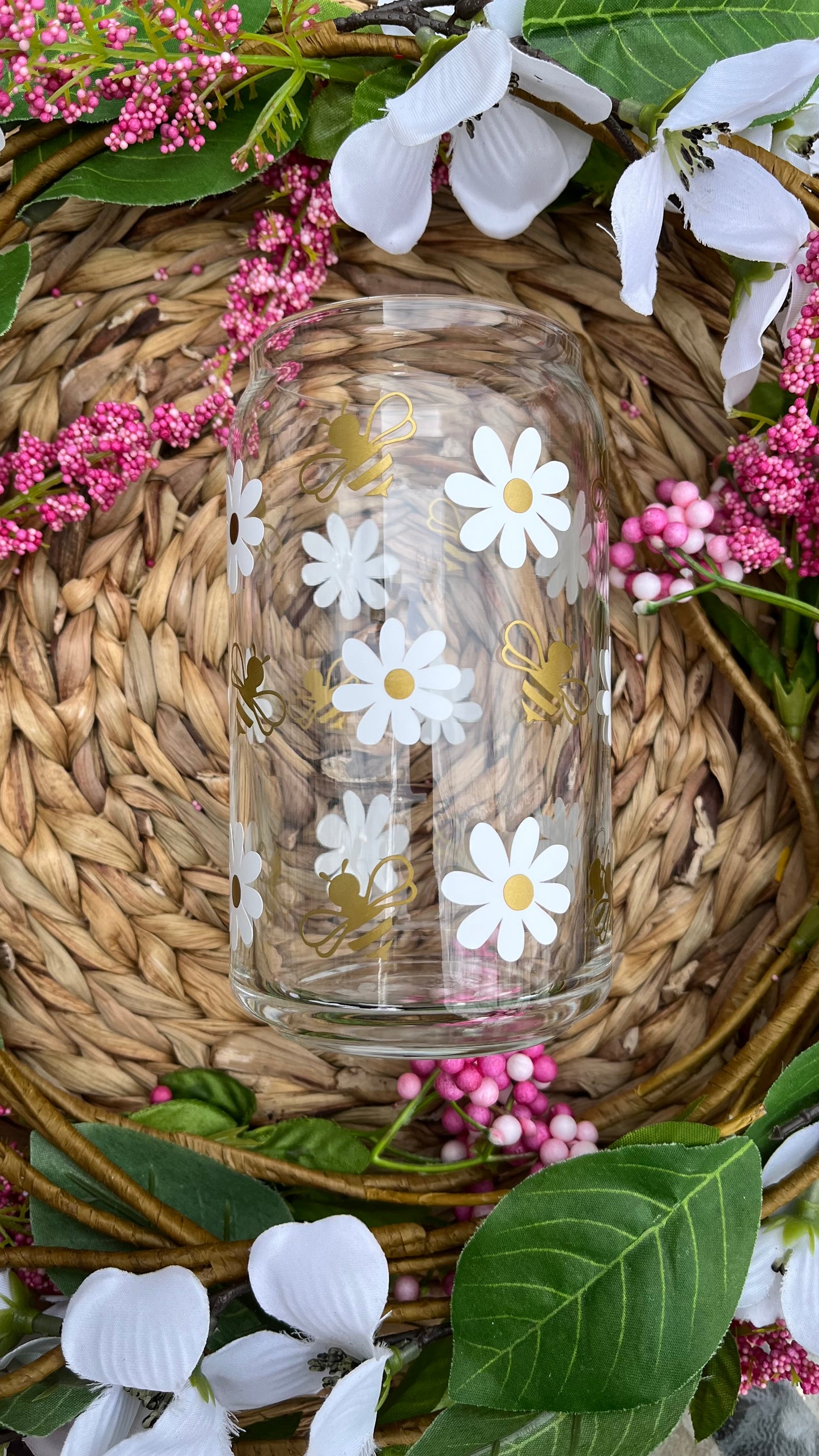 Honey bee daisy glass