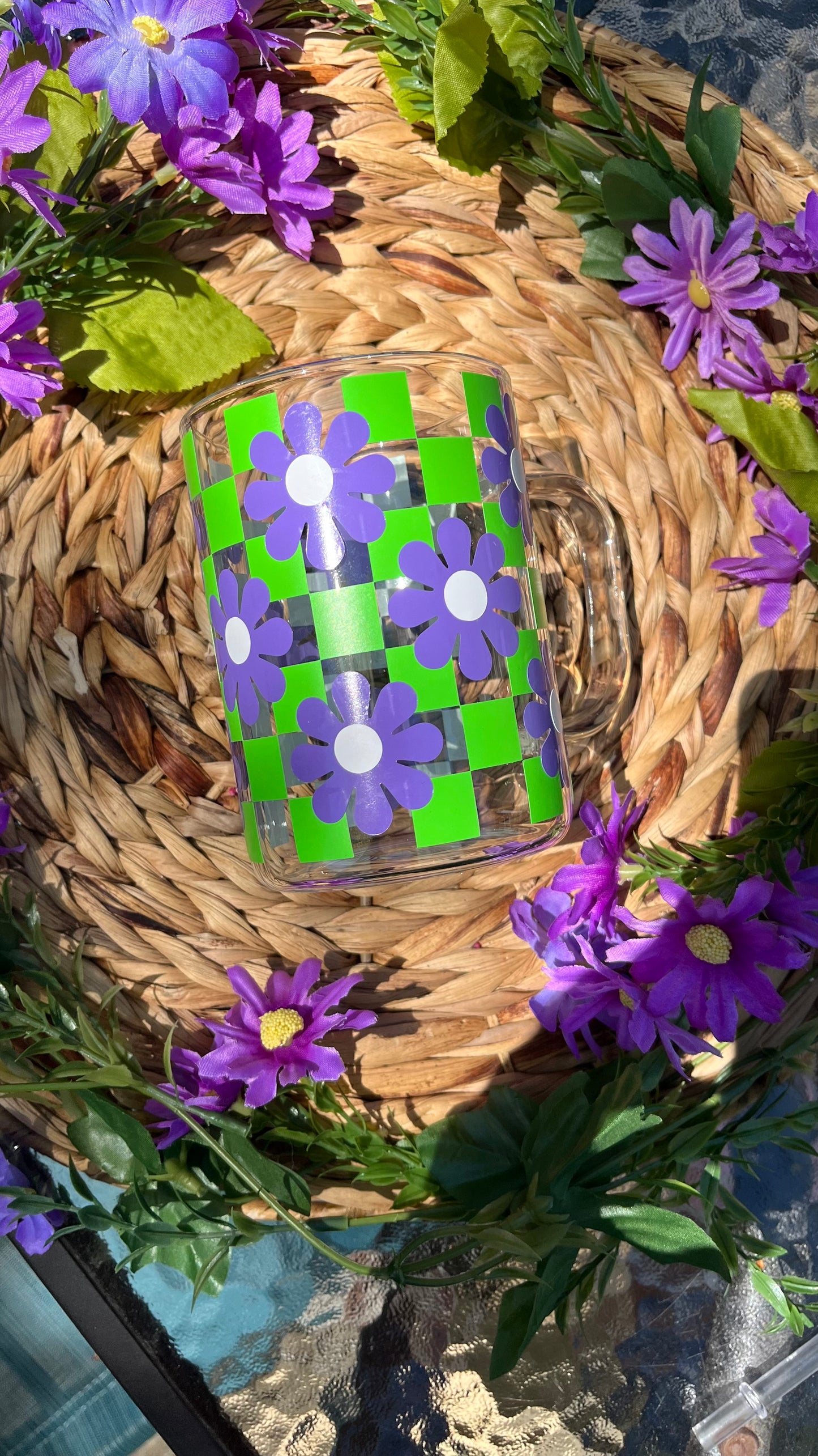 Retro checkered daisies mug