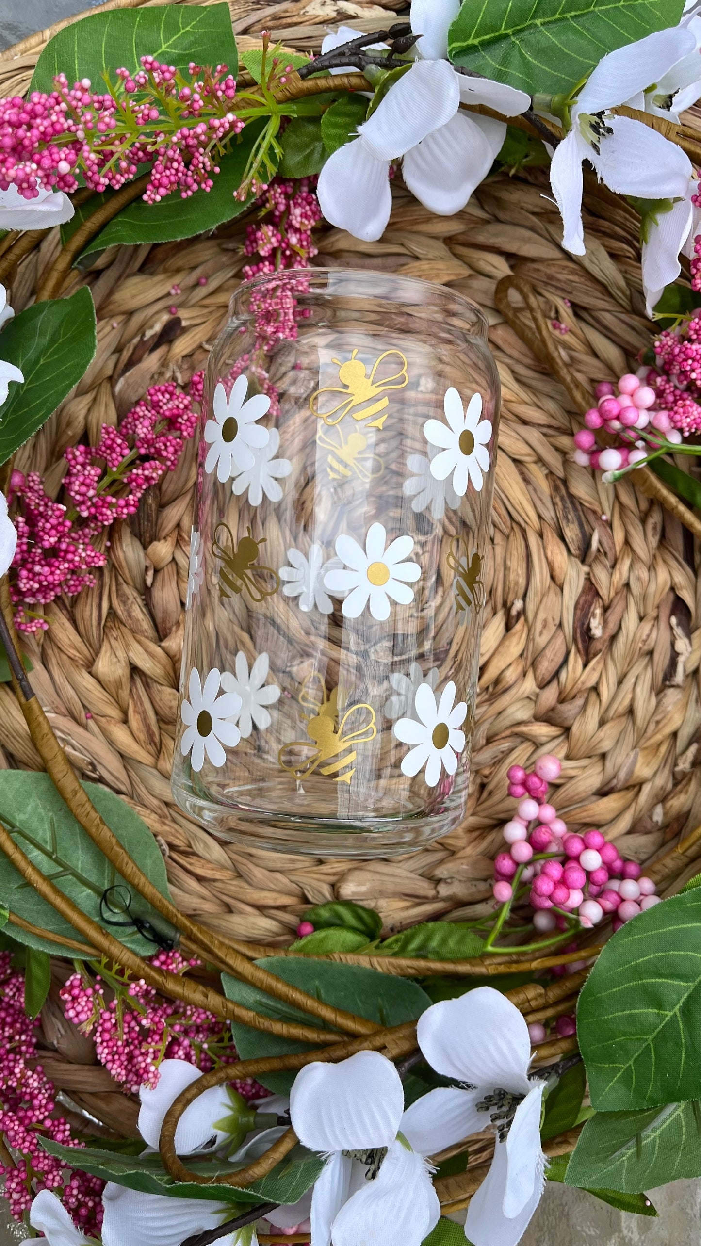 Honey bee daisy glass