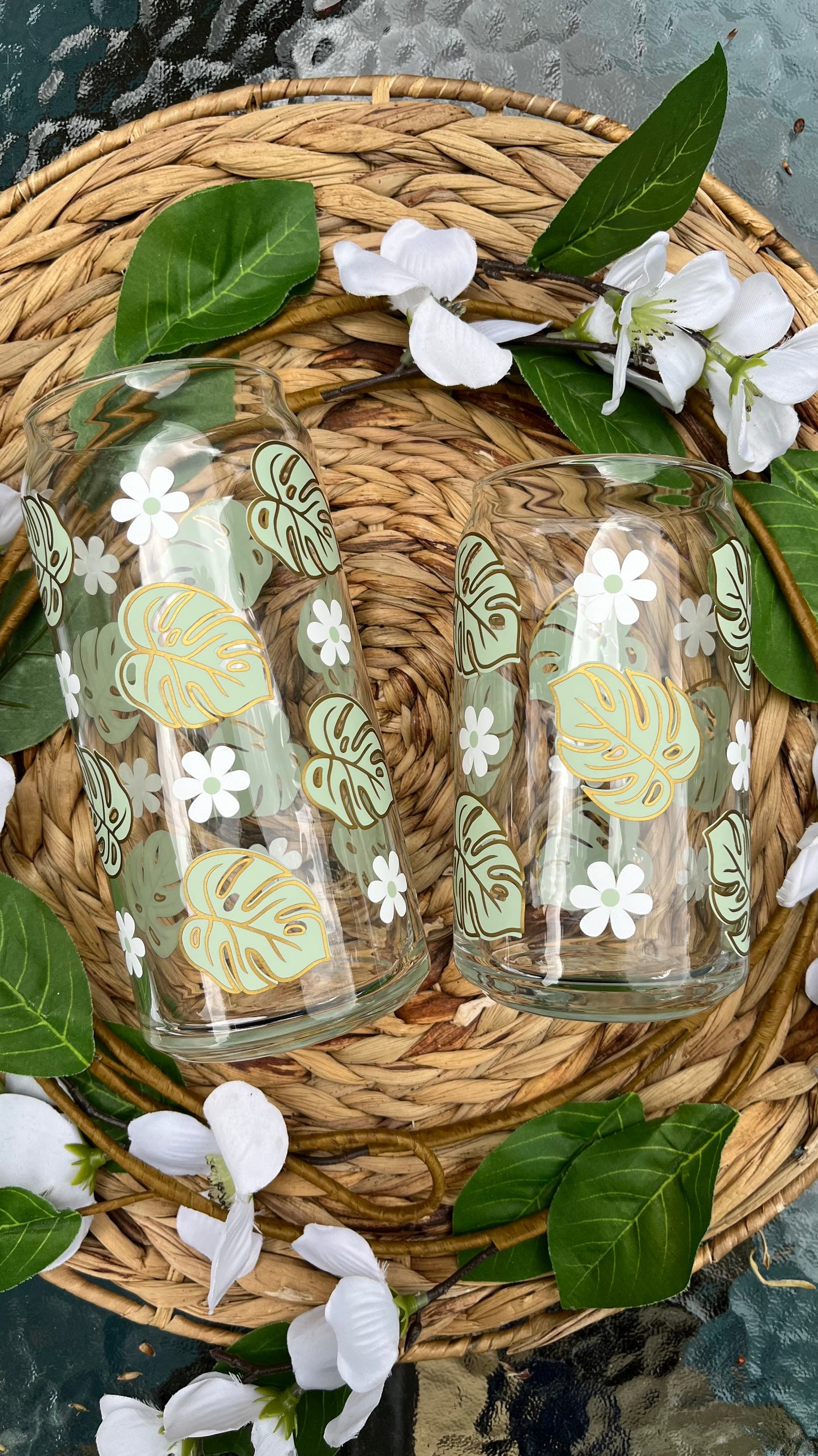 Monstera daisy glass cup