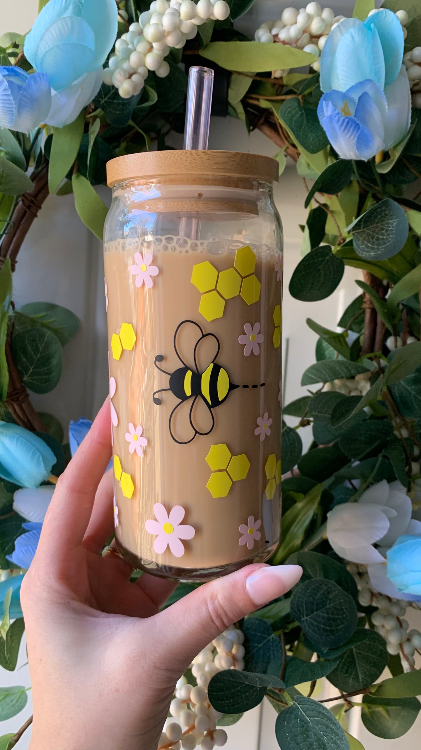 Daisy honey bee glass